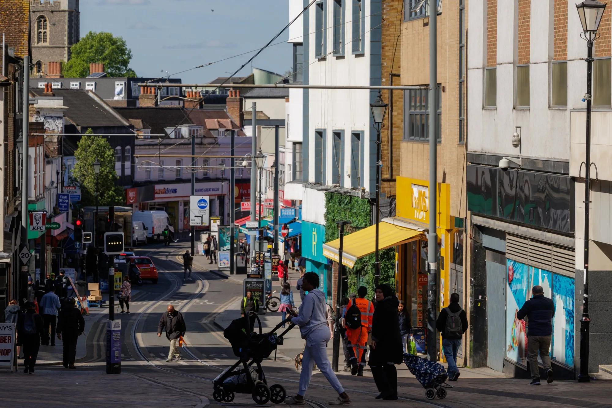 UK Growth Surge Under Threat From Iran War, Political Turmoil